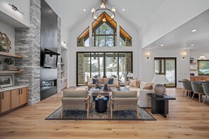 Televisie en een open haard