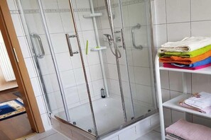 Dusch, hÄrtork, handdukar och tvÄl