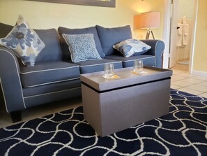 Smart TV - Antique Row Bungalow.  Central, Comfy, Private Near Downtown, Beaches, & Parks. (West Palm Beach)