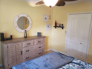 1 bedroom, iron/ironing board, WiFi, bed sheets - Antique Row Bungalow.  Central, Comfy, Private Near Downtown, Beaches, & Parks. (West Palm Beach)