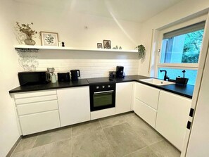 Kjøleskap, mikrobølgeovn, ovn og kokeplater