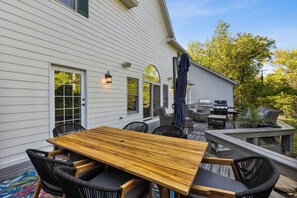 Outdoor dining - Hoosier Estate - Steps to IU (Bloomington)