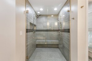 Een douche, een haardroger, een bidet, handdoeken