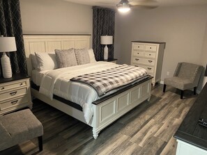 3 habitaciones, escritorio y tabla de planchar con plancha 