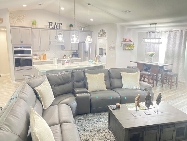 Smart TV, futbolito y libros 