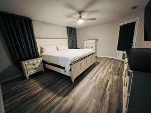 3 slaapkamers, een bureau, een strijkplank/strijkijzer, reisbedje