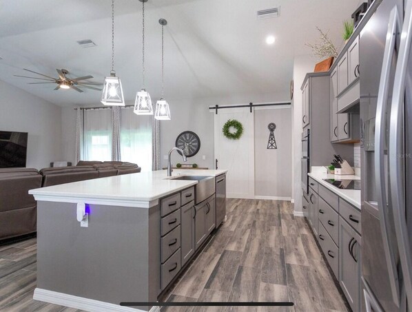 Een koelkast, een magnetron, een oven, een kookplaat