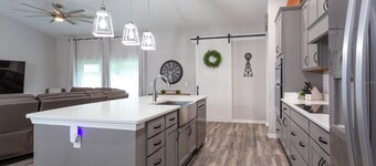 5mi to WEC. Next to l-75. Quiet HOA neighborhood