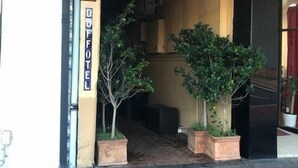 Ein Hotel Eingang mit einem Schild, auf dem "DUFFEL" steht.