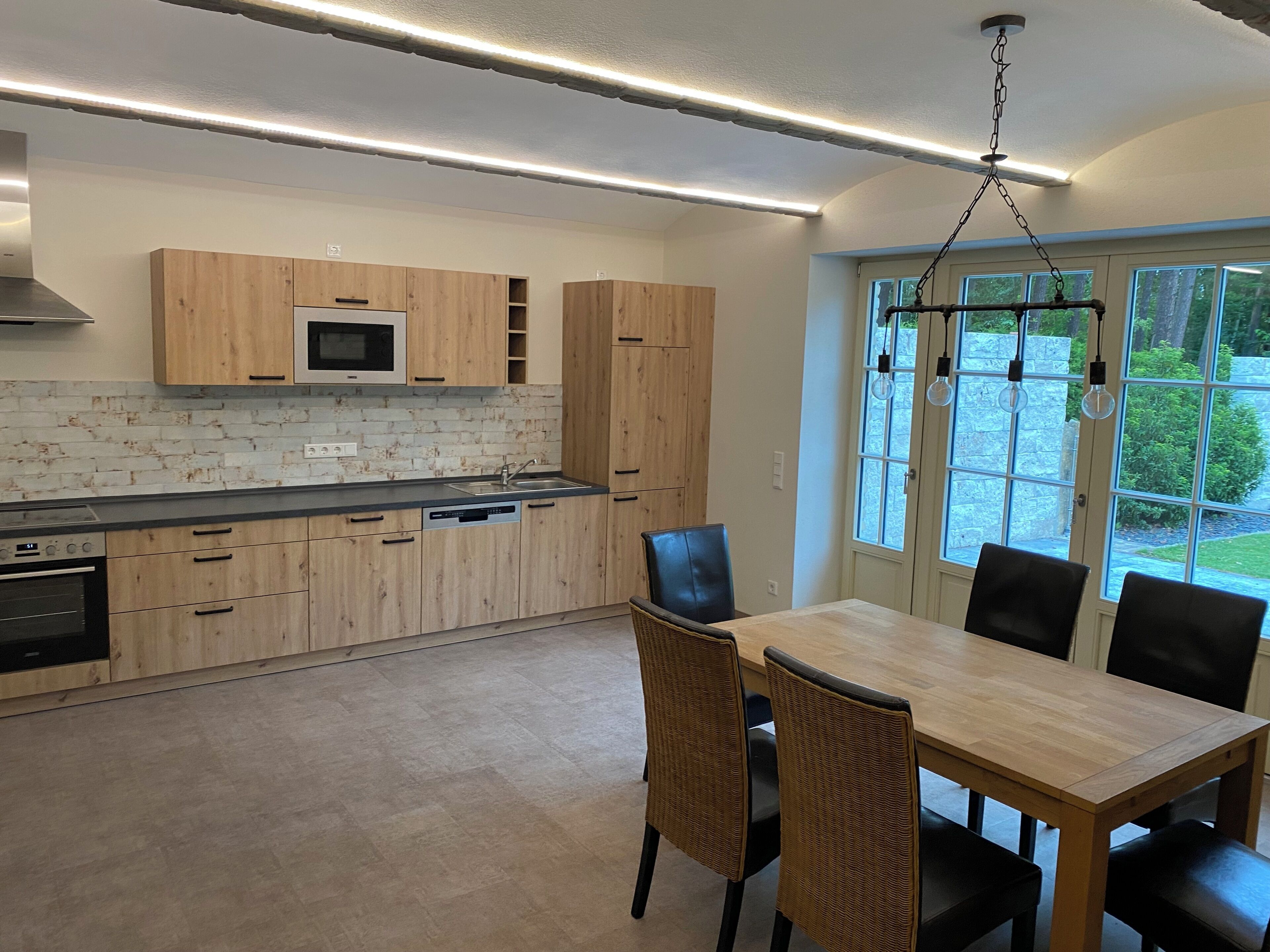 Frigorifero, microonde, piano cottura, lavastoviglie