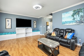 Casa de ciudad, varias camas, balcón, vista al jardín (Padre Island Breeze) | Área de sala de estar