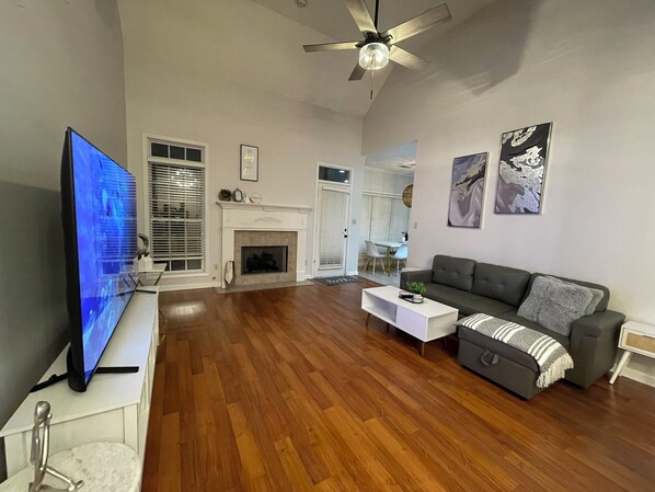 Smart TV, chimenea y libros 