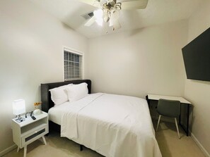 3 habitaciones, tabla de planchar con plancha, wifi y ropa de cama 