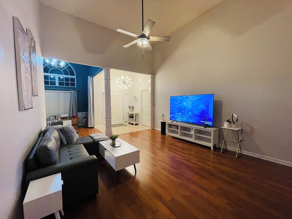 Smart-TV, Kamin, Bücher