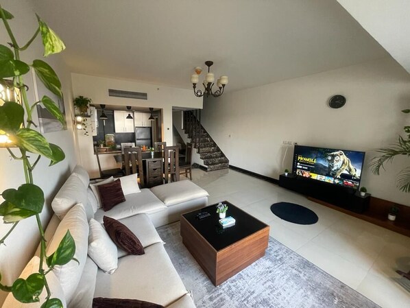 TV - Nyoum Porto New Cairo Luxury Apartment (New Cairo)