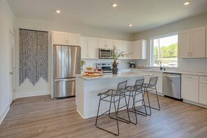 Mikrobølgeovn, kokeplater, oppvaskmaskin og kaffetrakter/tekoker