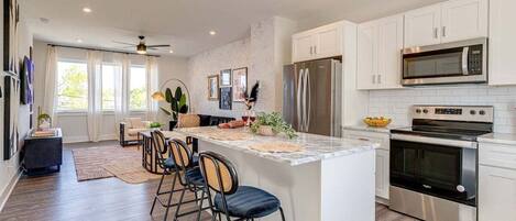 Mikrobølgeovn, kokeplater, oppvaskmaskin og kaffetrakter/tekoker