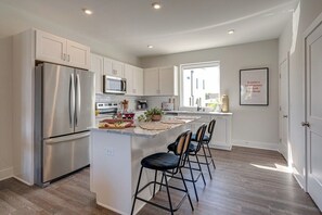 Fridge, microwave, stovetop, dishwasher