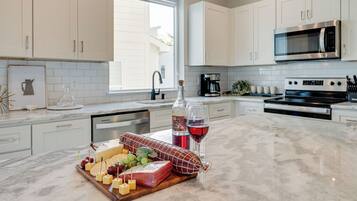 Køleskab, mikrobølgeovn, ovn, kogeplade