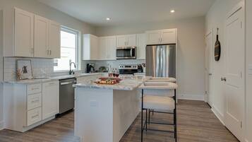 Réfrigérateur, micro-ondes, plaque de cuisson, lave-vaisselle