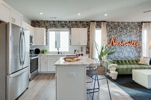 Een magnetron, een kookplaat, een vaatwasser