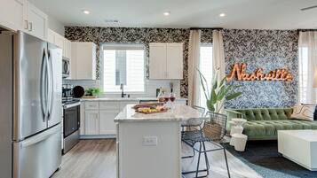 Réfrigérateur, micro-ondes, four, plaque de cuisson