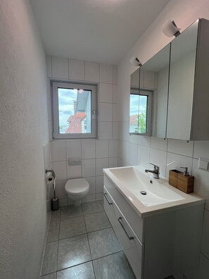 Dusche, Haartrockner, Handtücher, Toilettenpapier