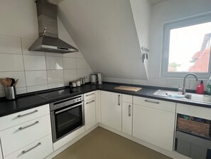 Fridge, microwave, oven, stovetop - Ferienwohnung Familie Nguyen/cao in Markdorf (Markdorf)