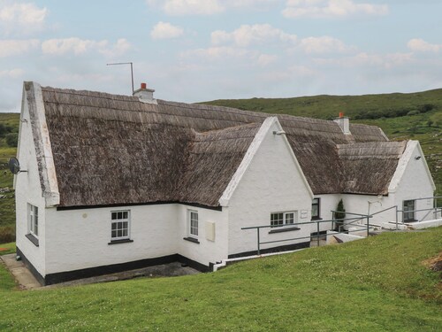 BEN GOWER, pet friendly, with open fire in Oughterard, County Galway