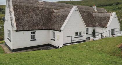 BEN GOWER, pet friendly, with open fire in Oughterard, County Galway