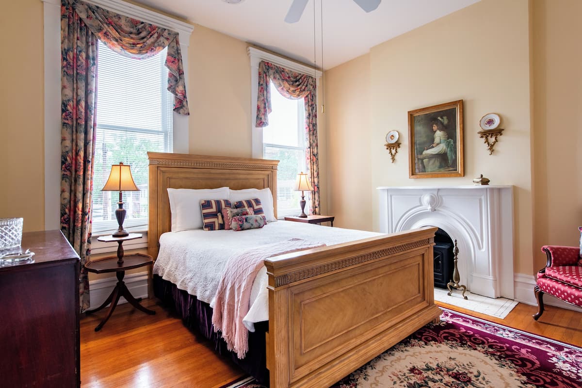 Luxury Room, 1 Queen Bed, Non Smoking, Private Bathroom | 1 bedroom, individually decorated, individually furnished, free WiFi