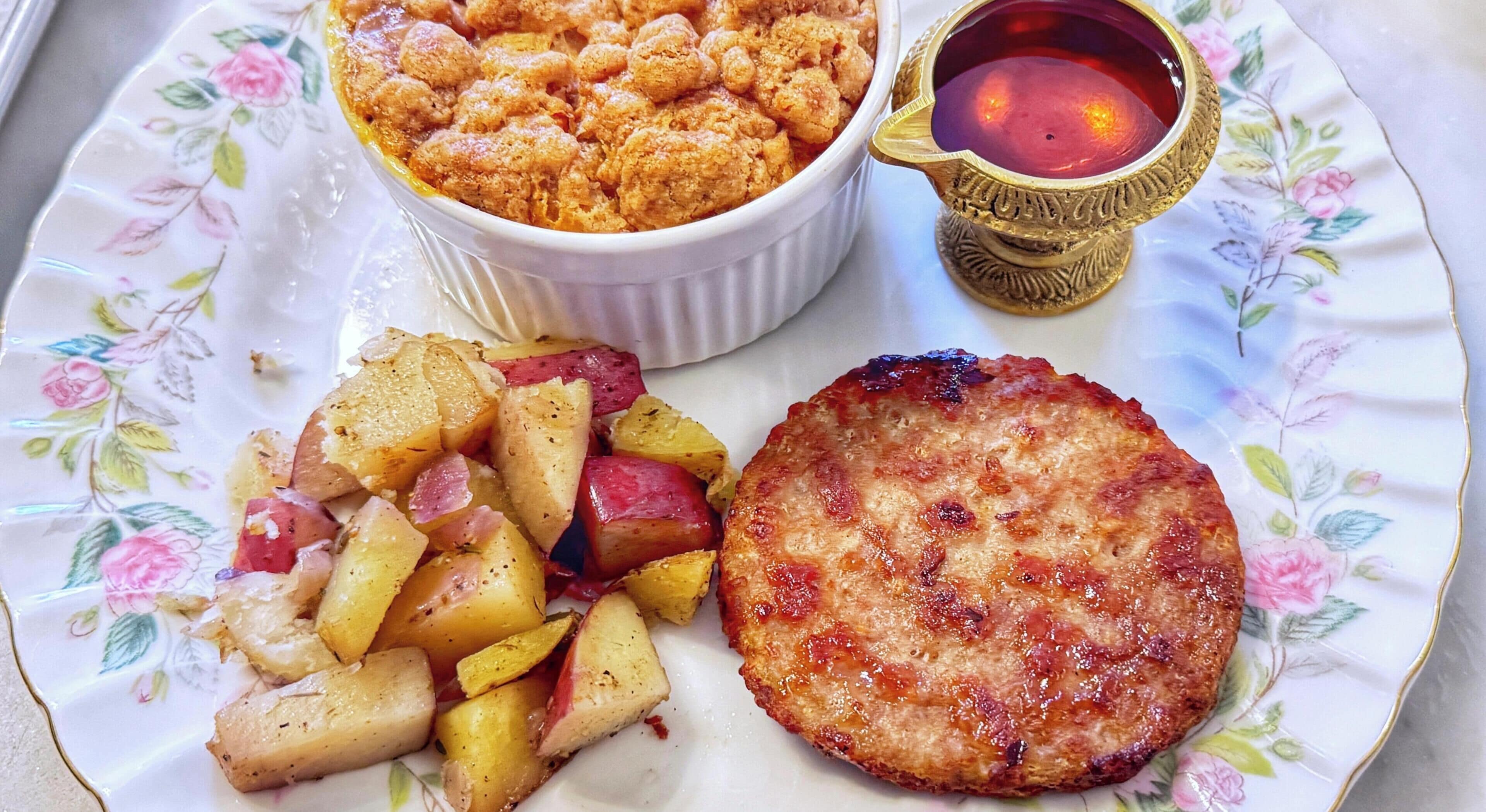 Un plato con papas asadas, un trozo de carne y un plato al horno.