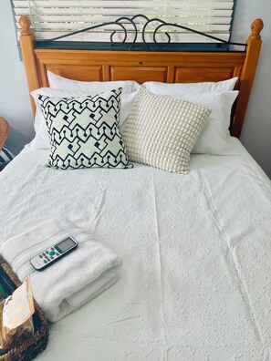 1 bedroom, iron/ironing board, WiFi, bed sheets - Cozy studio in delightful Tampa with AC, WiFi (Tampa)