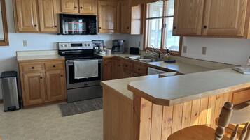 Microwave, oven, dishwasher, coffee/tea maker