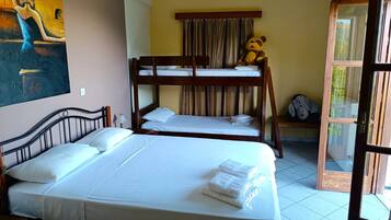 ํจ๋ฐ๋ฆฌ๋ฃธ, ์ฐ ์ ๋ง | 1 ๊ฐ์ ์นจ์ค, ์ ์๊ทน์ฑ ์นจ๊ตฌ, ๊ฐ๊ฐ ๋ค๋ฅธ ์คํ์ผ์ ์ธํ
๋ฆฌ์ด, ๊ฐ๊ฐ ๋ค๋ฅด๊ฒ ๊ฐ๊ตฌ ๋น์น