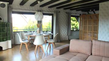 Smart-TV, Kamin, Bücher