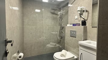 Quarto triplo standard, para não fumantes, vista para a cidade | Banheiro | Chuveiro, secador de cabelo, toalhas de banho, sabonete