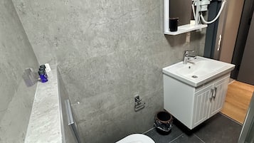 Quarto solteiro standard, para não fumantes, vista para a cidade | Banheiro | Chuveiro, secador de cabelo, toalhas de banho, sabonete