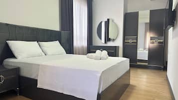 Habitación triple estándar, para no fumadores, vista a la ciudad | Espacio para trabajar con laptop y ropa de cama