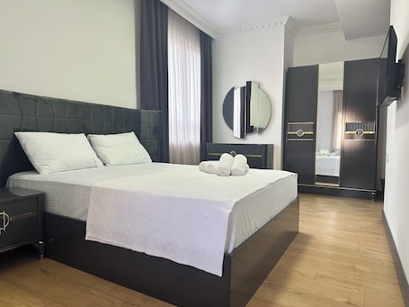 Chambre Triple Standard, non-fumeurs, vue ville | Espace de travail pour ordinateur portable, draps fournis