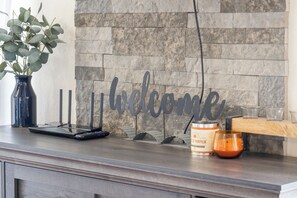 Apartment, Mehrere Betten, Balkon (Pondside Paradise Retreat) | Innenbereich