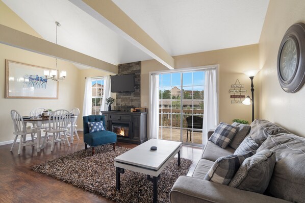 Apartment, Mehrere Betten, Balkon (Pondside Paradise Retreat) | Wohnbereich