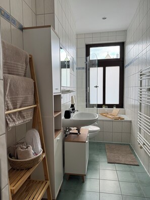 Hair dryer, towels, soap, shampoo - Stylish apartment in the Gründerzeit district (Chemnitz)