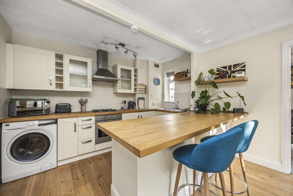 冷蔵庫、電子レンジ、オーブン、食器洗い機