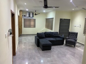 Smart TV - Cozy 3-bedroom apartment in Kasoa with AC, WiFi, water heater, solar power (Kasoa)