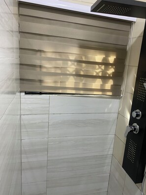 Toilet paper - Cozy 3-bedroom apartment in Kasoa with AC, WiFi, water heater, solar power (Kasoa)