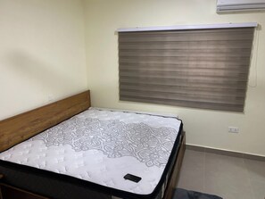 3 bedrooms, WiFi, bed sheets - Cozy 3-bedroom apartment in Kasoa with AC, WiFi, water heater, solar power (Kasoa)