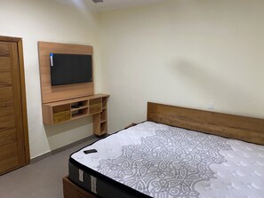 3 bedrooms, WiFi, bed sheets - Cozy 3-bedroom apartment in Kasoa with AC, WiFi, water heater, solar power (Kasoa)