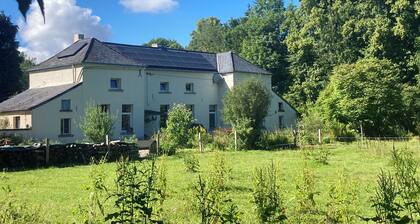 Nestled in a wood, 5 minutes from the E19 and E42 freeways