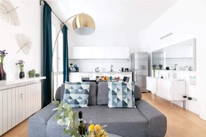 TV - Sweett | Duomo X - One Bedroom Apartment, Sleeps 2 (Milano)